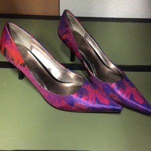 Nine West feather pattern pointy heels